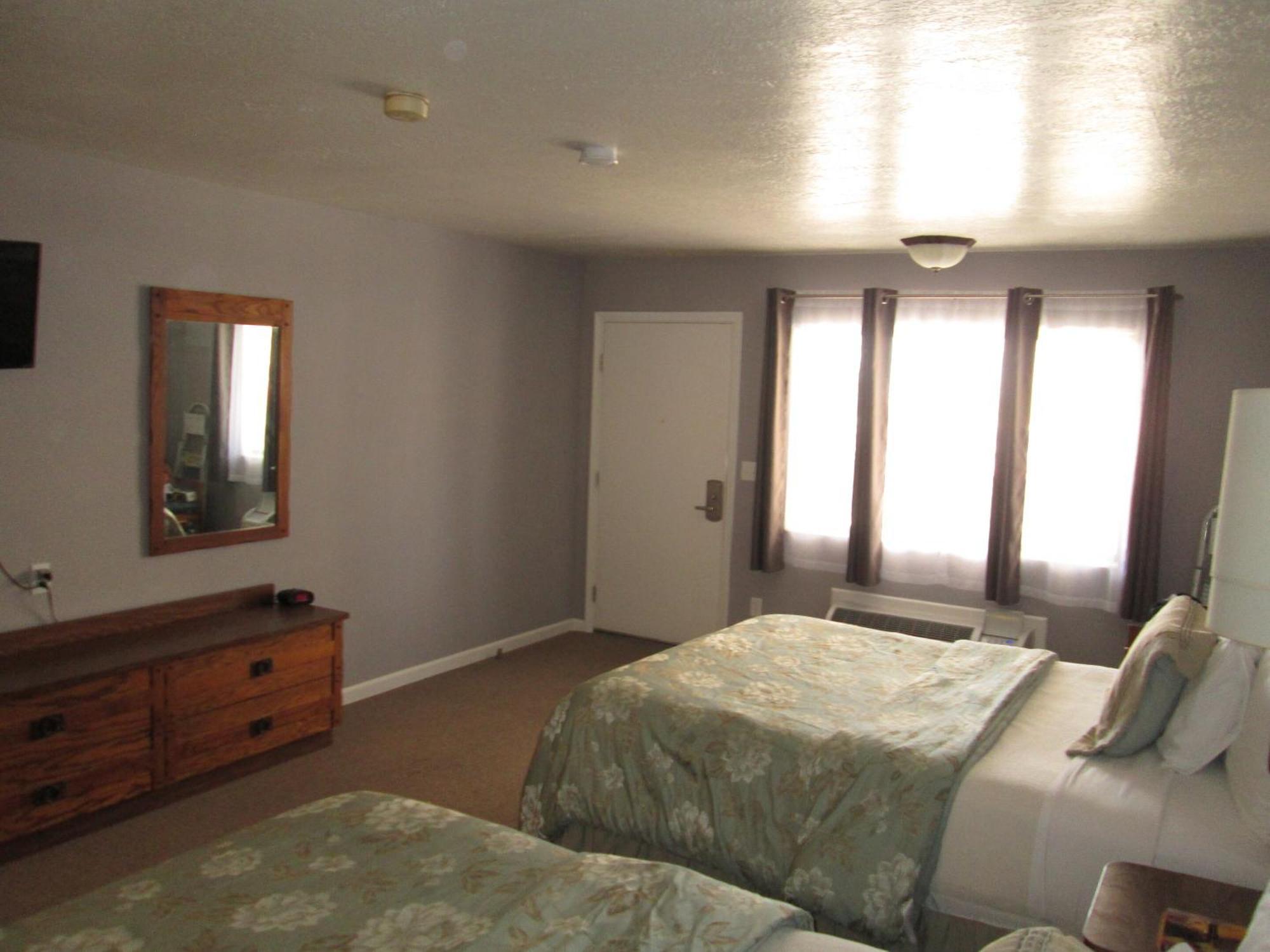 Jim Butler Inn & Suites Тонопа Номер фото